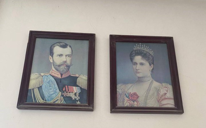 Портрети російського імператора Миколи II та його дружини Аліси Гессенської. Фото: Telegram-канал Олександра Ткаченка