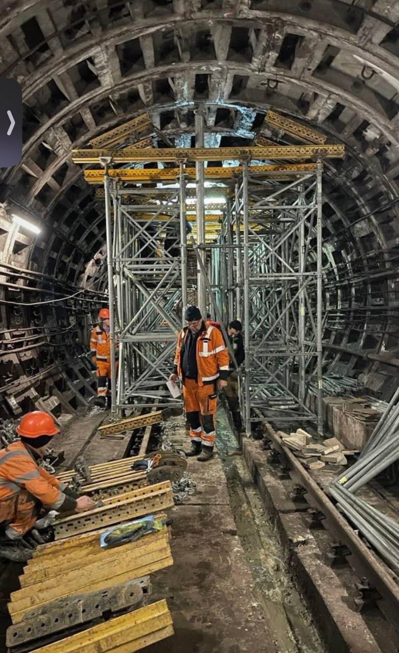 встановлення підпірок в тунелі метро між Либідською та Деміївською