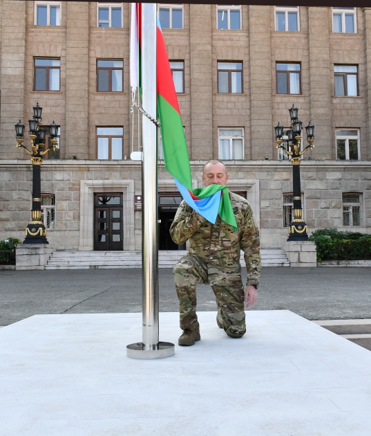 Президент Азербайджану Ільхам Алієв підняв прапор в Нагорному Карабаху