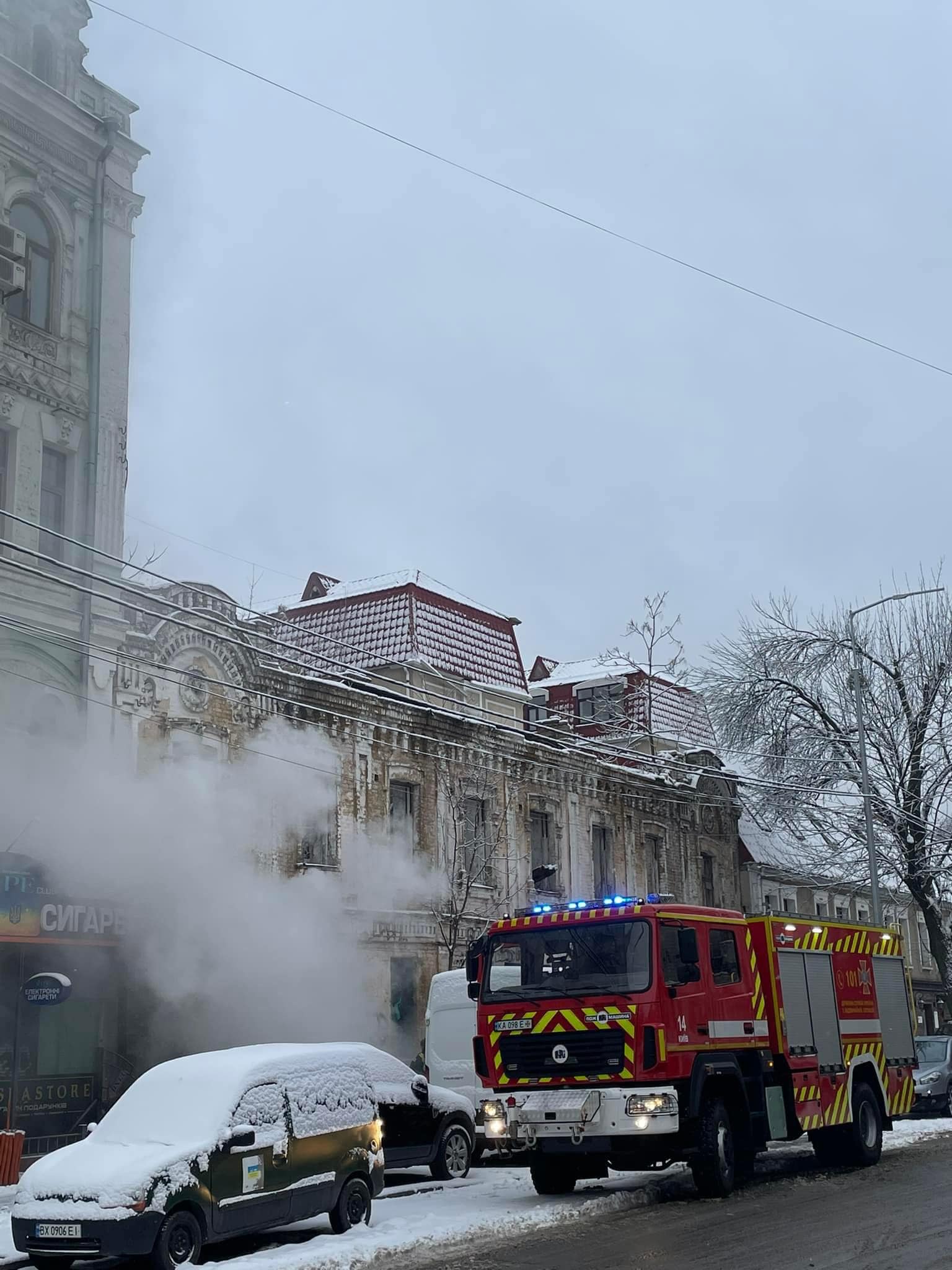 У Києві спалахнула пожежа в історичному будинку