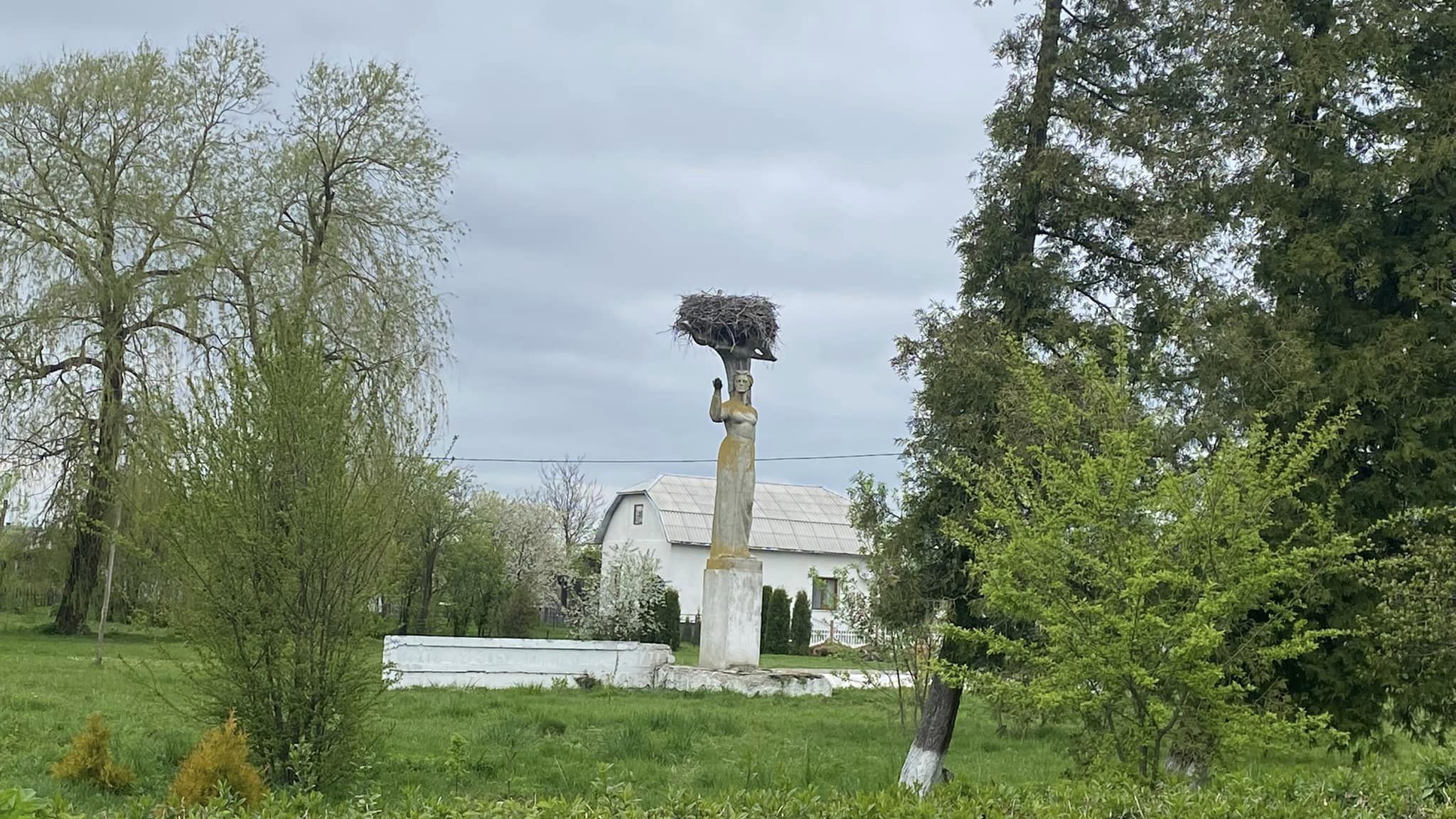 Лелече гніздо на радянському пам'ятнику