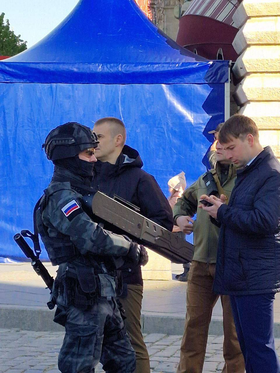 Російський військовий з антидроновою рушницею на параді