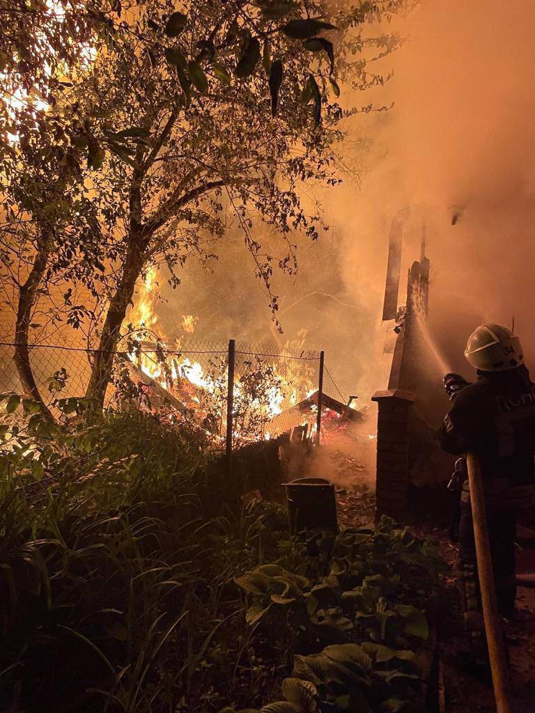 Пожежа на Київщині після падіння уламків ракети