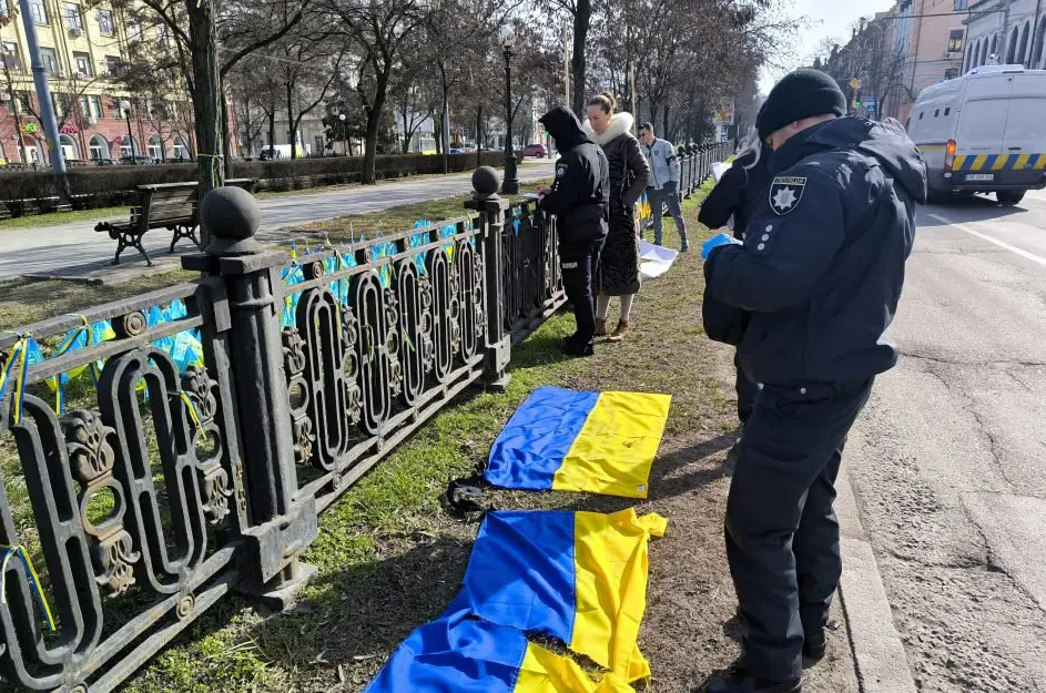 Зловмисники понівечили банер "Алея пошани" у Дніпрі, а також порізали державний стяг.