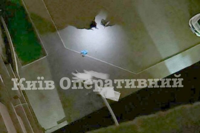 У Києві школярі випали з багатоповерхівки
