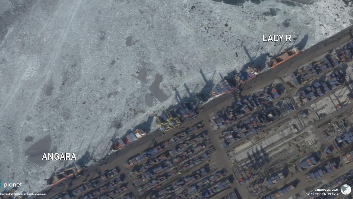 Завантаження суден в порту Північної Кореї