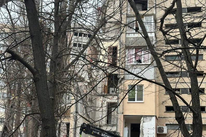 Наслідки удару по будинку в Одесі, де загинула родина військовослужбовців