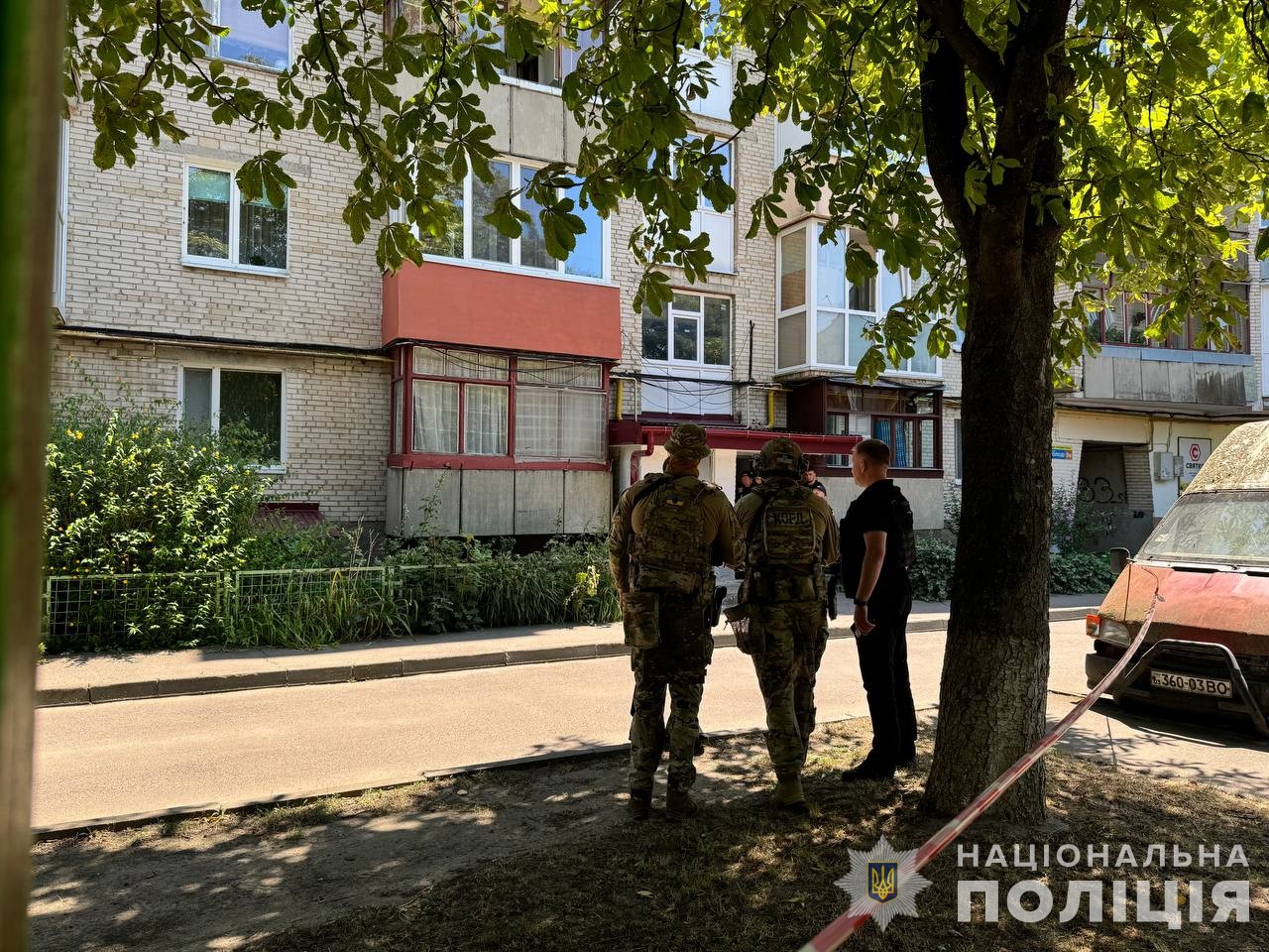 У Луцьку поліцейські затримали чоловіка, який погрожував пістолетом патрульним і працівникам ТЦК та СП