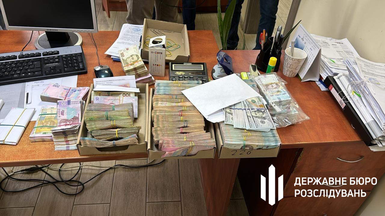 Працівники Державного бюро розслідувань викрили керівницю Хмельницького обласного центру медико-соціальної експертизи та її сина на незаконному збагаченні