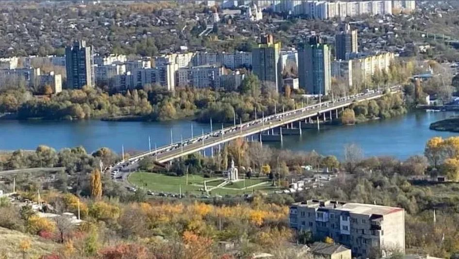 радник Маї Санду опублікував фото з чергою автомобілів на мосту через Дністер із Рибниці до міста Резина