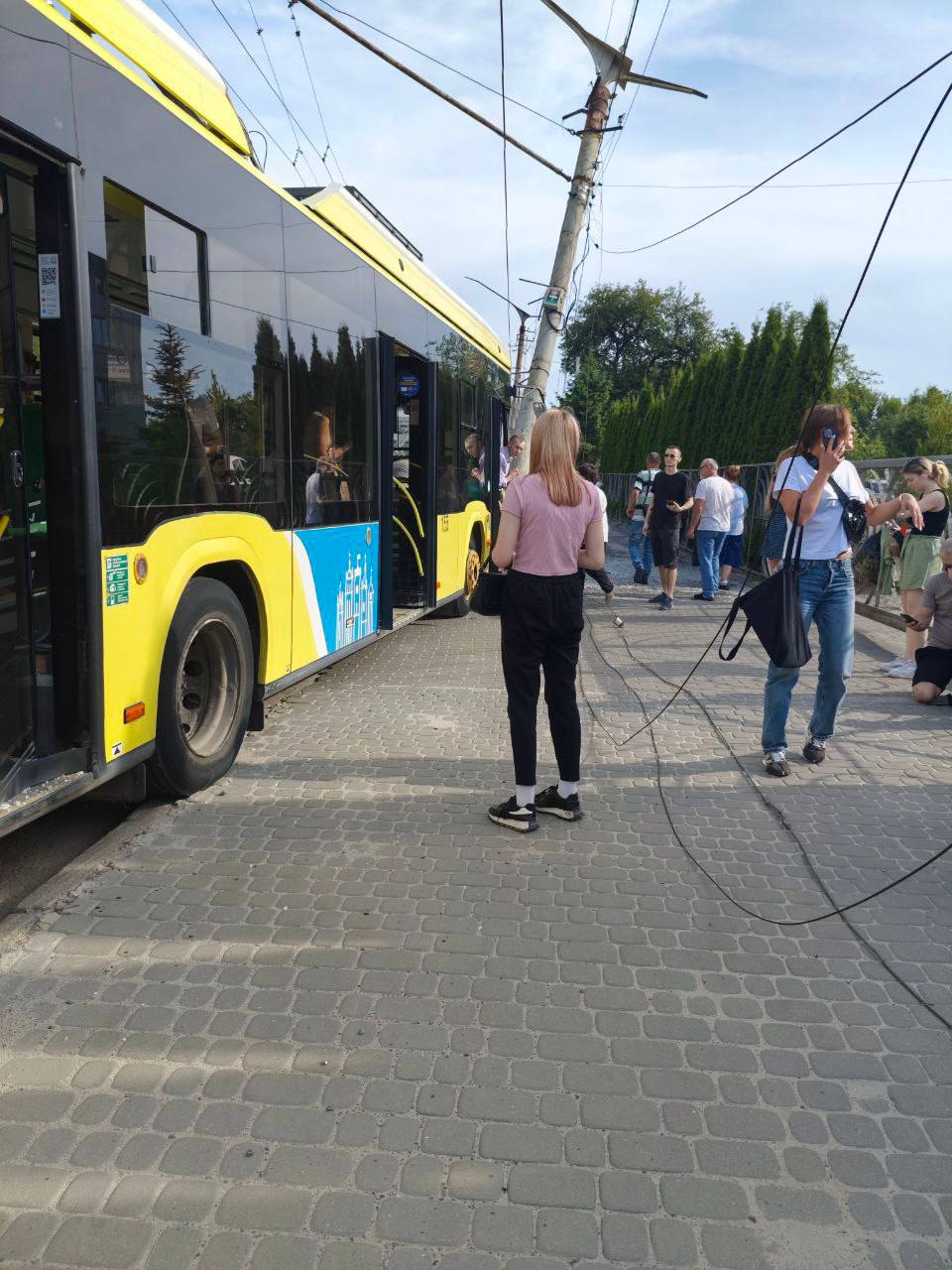 У Львові тролейбус врізався у стовп
