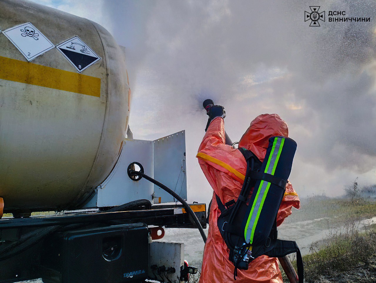 У вівторок, 29 жовтня, на Вінниччині рятувальники ліквідували наслідки витоку аміаку з автоцистерни