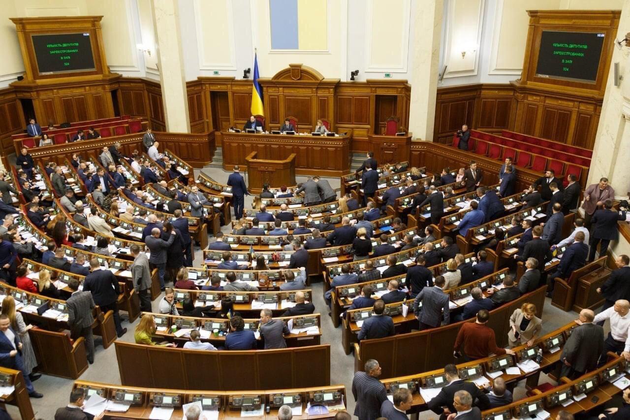 Чиновникам на час війни дозволили приймати цінні подарунки, але є умова