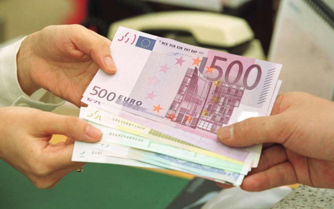 Біженці у Латвії зможуть обмінювати гривні на євро: як це зробити