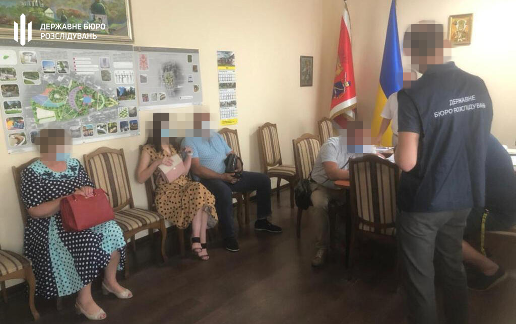 Посадовиця з Хмельниччини постане перед судом за передачу земель Міноборони у приватну власність