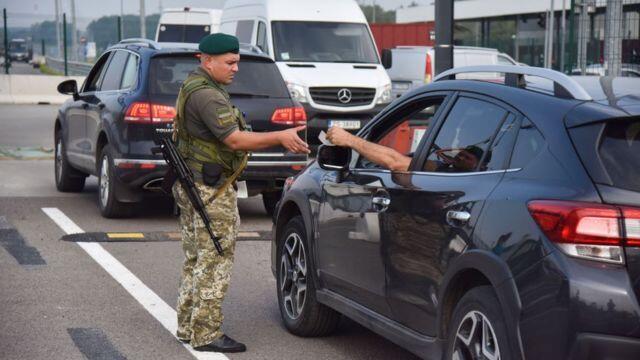 Чоловікам дозволили виїжджати з України за новими правилами