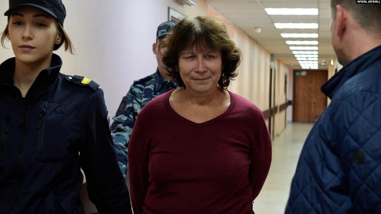 У Росії суд покарав пенсіонерку, яка залишила записку з прокльонами на могилі батьків Путіна