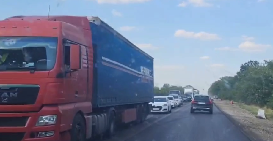 Затори до 25 кілометрів: росіяни масово тікають із окупованого Криму