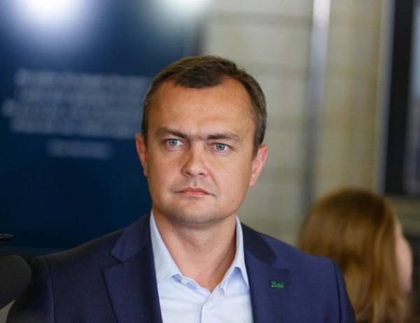 Слуга Арістов після скандального відпочинку на Мальдівах складає мандат