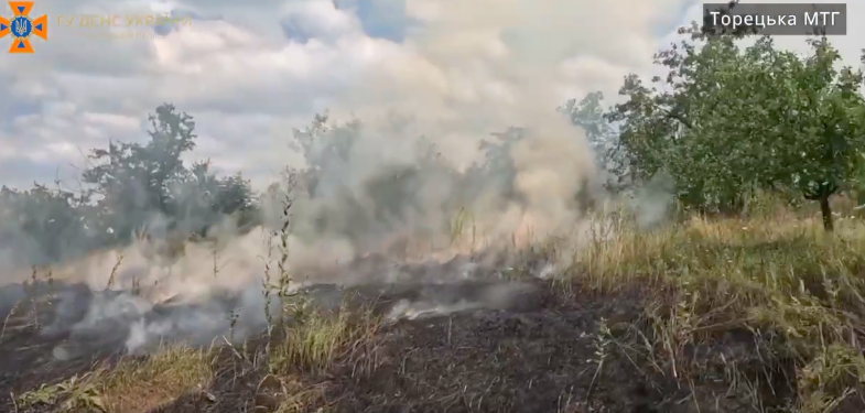Армія РФ відкрила вогонь по українських рятувальниках, які гасили пожежу у Торецьку (відео)