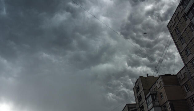 У Києві потужна злива: затримується громадський транспорт (відео)