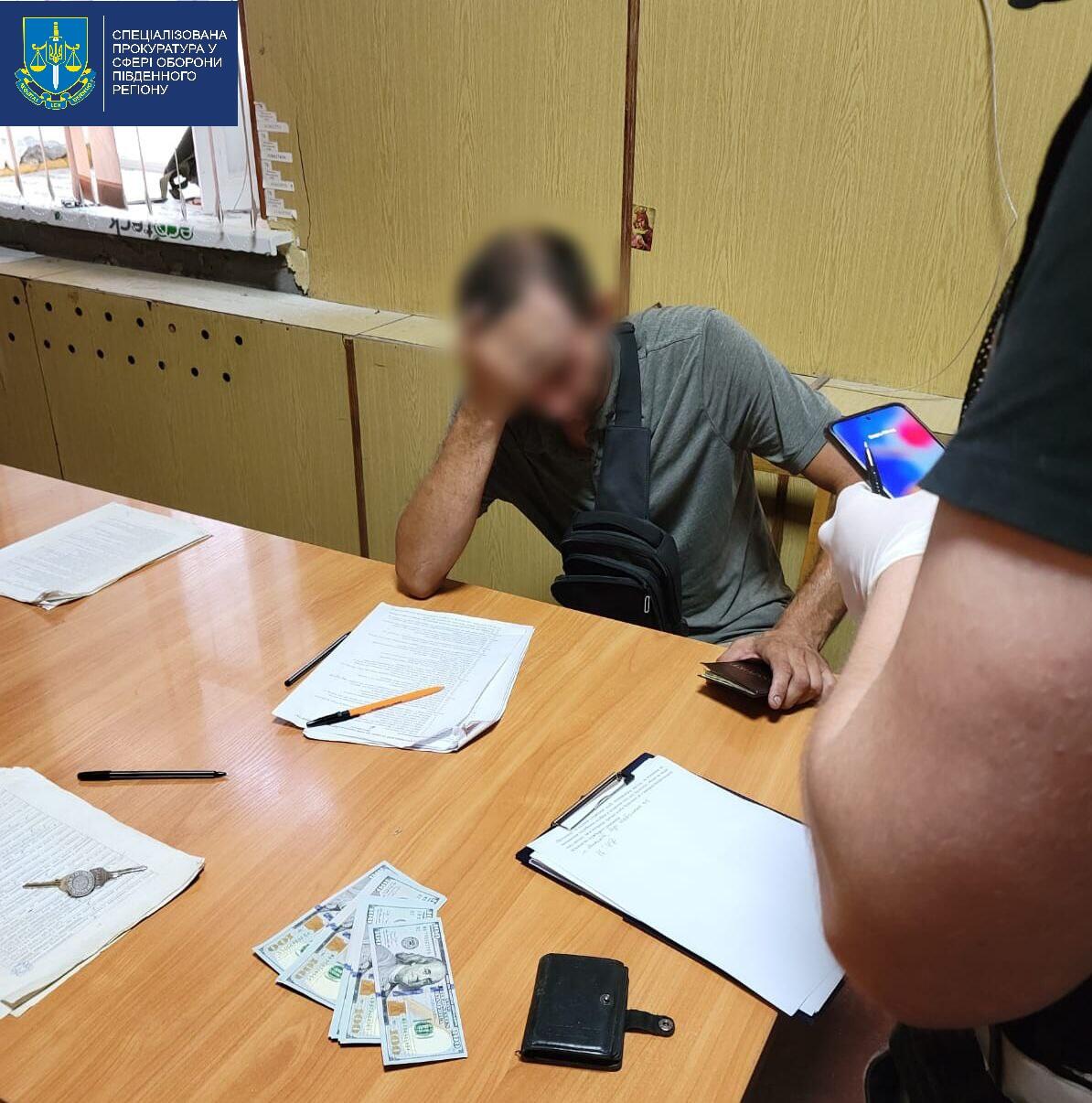 Хотів відкупитися від служби за $1,5 тисяч: у Миколаєві затримали горе-ухилянта