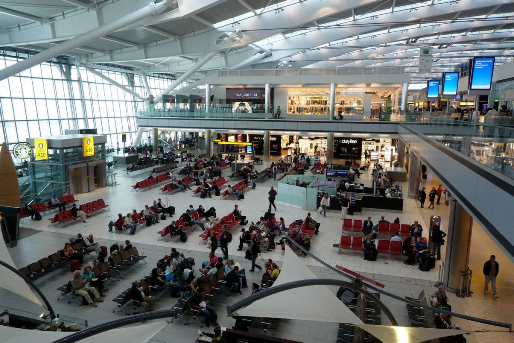 COVID-19 повертається: лондонський аеропорт скорочує кількість рейсів через спалах захворюваності