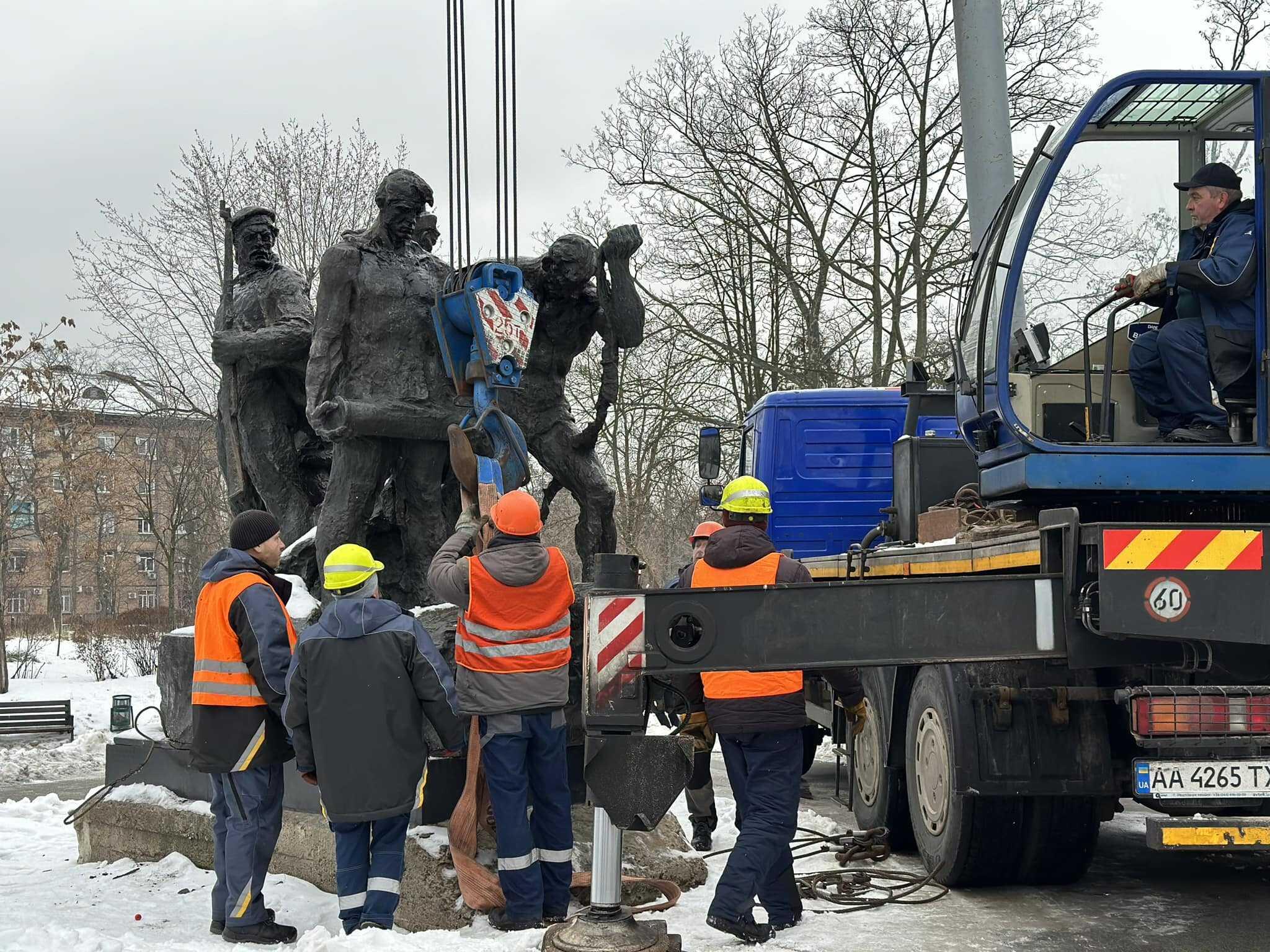 У Києві демонтували пам’ятник екіпажу радянського бронепоїзда Таращанець (відео)