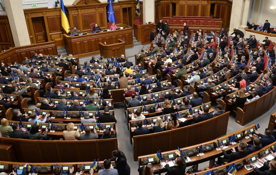Перетнули кордон, вдаючи з себе волонтерів: троє екс-нардепів втекли з України — розслідування