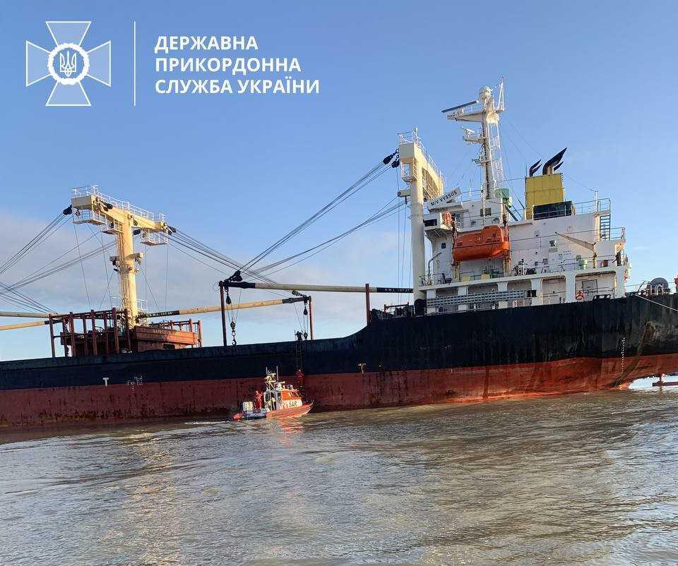 У Чорному морі на російській міні підірвалося цивільне судно під прапором Панами (фото)
