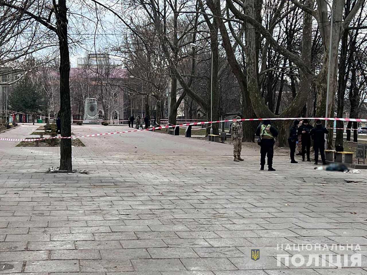 У Запоріжжі в одному зі скверів чоловік застрелив жінку та покінчив життя самогубством: подробиці 