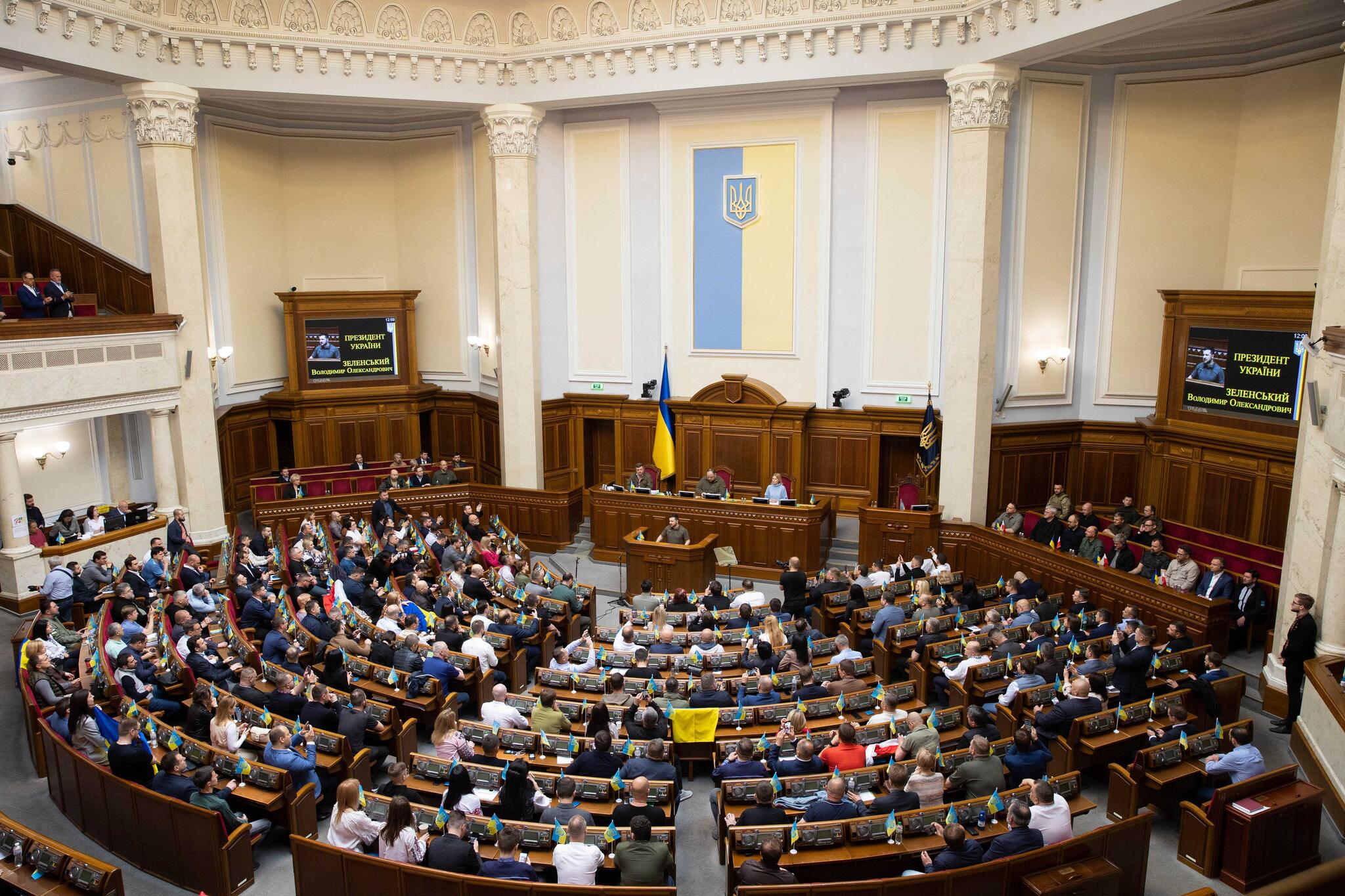Рада не скасовуватиме найближчі засідання, але є нюанс