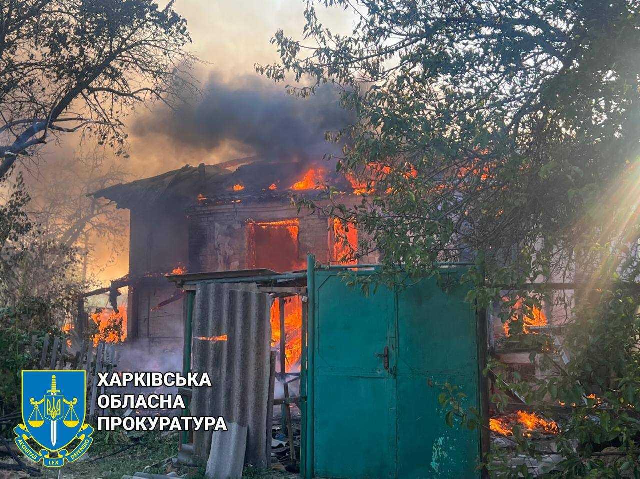 Росіяни авіабомбою вдарили по селищу на Харківщині: троє загиблих і багато поранених (фото)
