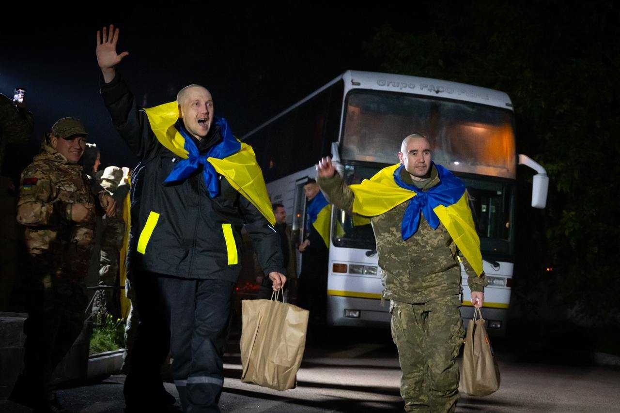 Скільки громадян Україна повернула додому із російського полону від початку великої війни: дані Зеленського